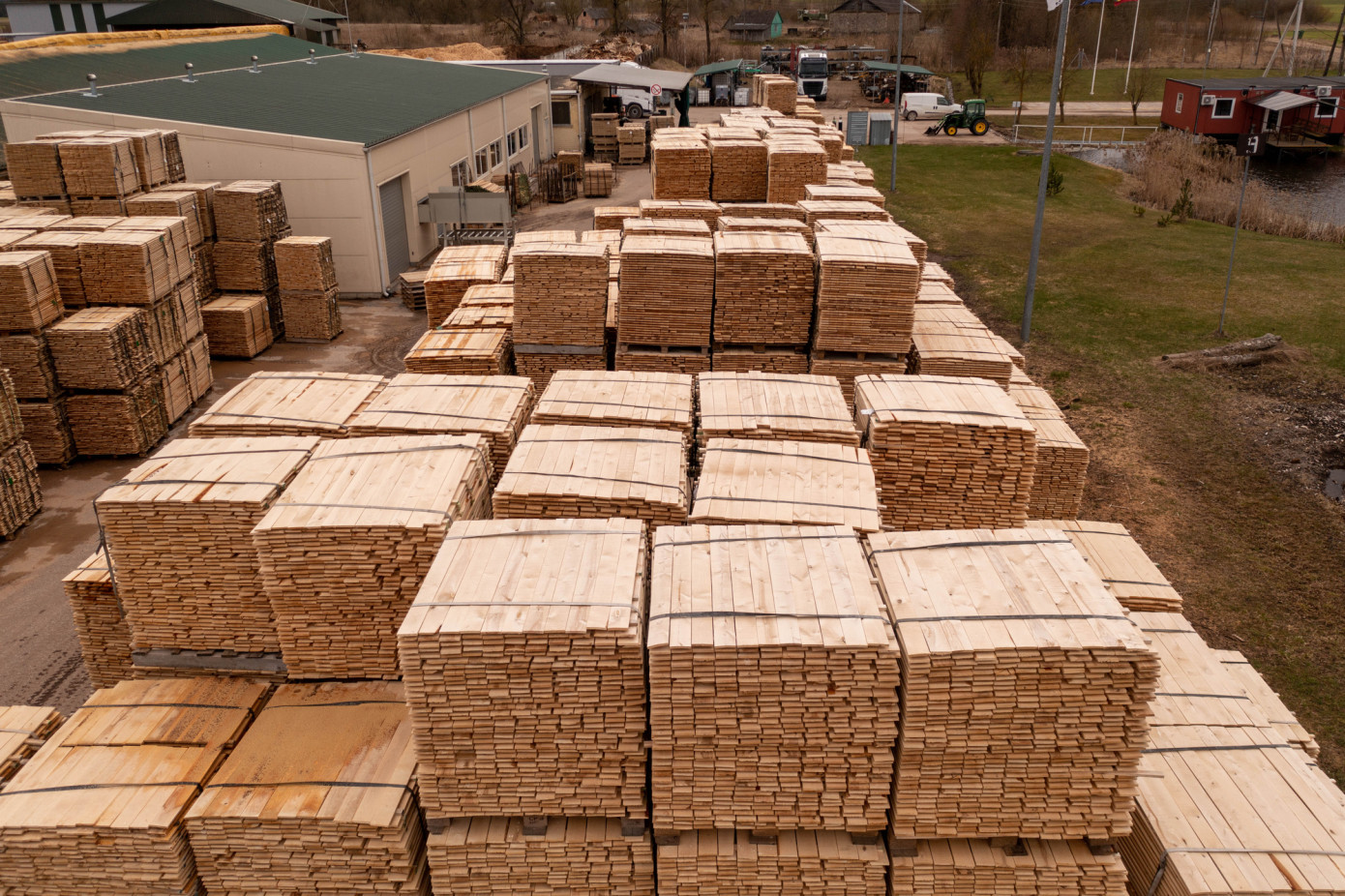 Continued soft demand keeps lumber prices flat