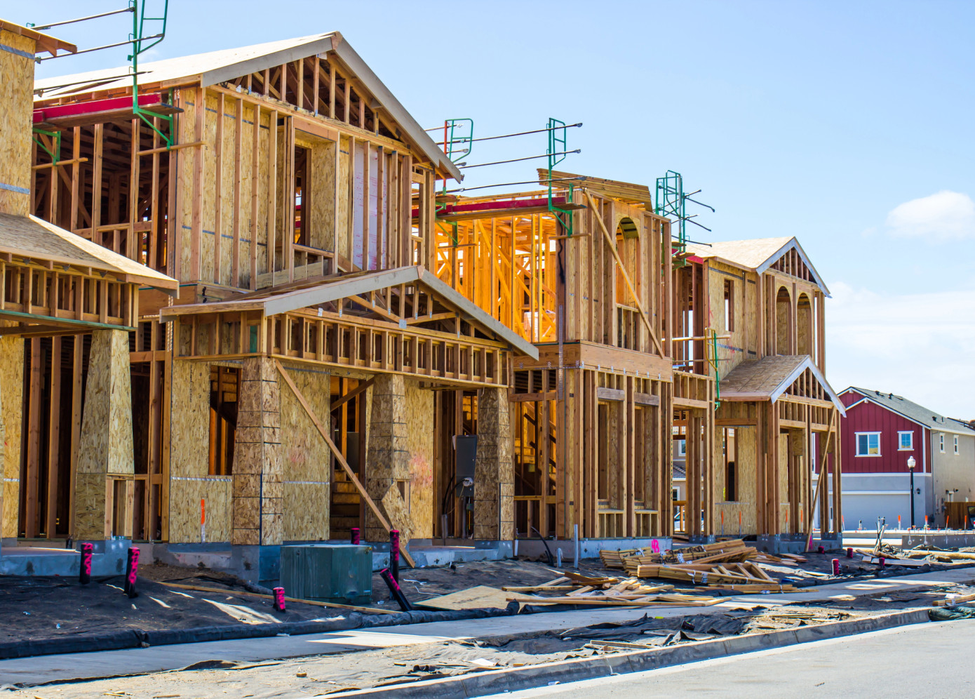 US banks cut lending for residential construction by over 10% through June